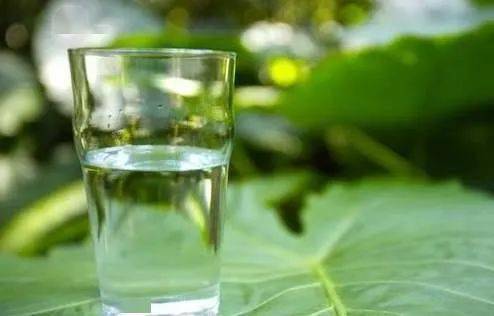 服藥細節(jié)需謹慎 水溫水量與酒精飲料的影響